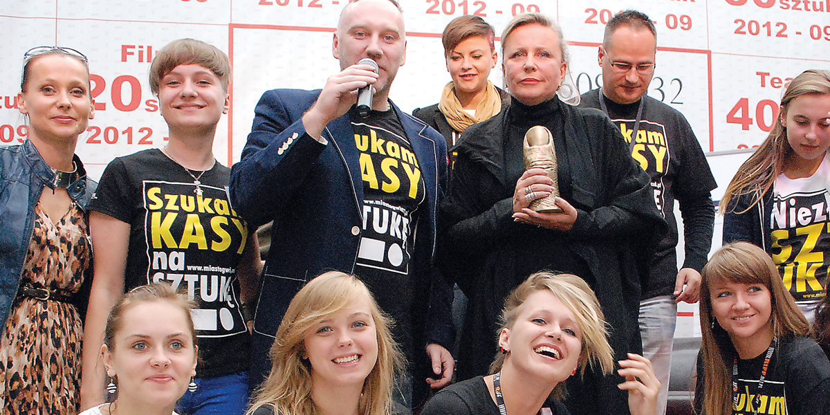 Krystyna Janda otrzymuje nagrodę artKciuk w 2012 roku